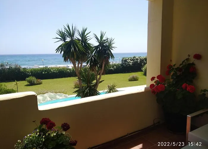 Beachfront Neptuno I, Complex,views,pool,garden, Elviria شقة ماربيا