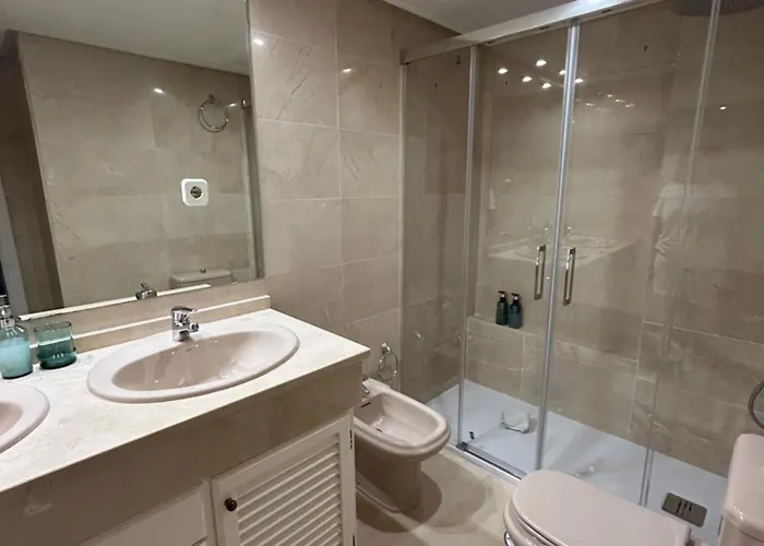 Beachfront Neptuno I, Complex,views,pool,garden, Elviria شقة ماربيا