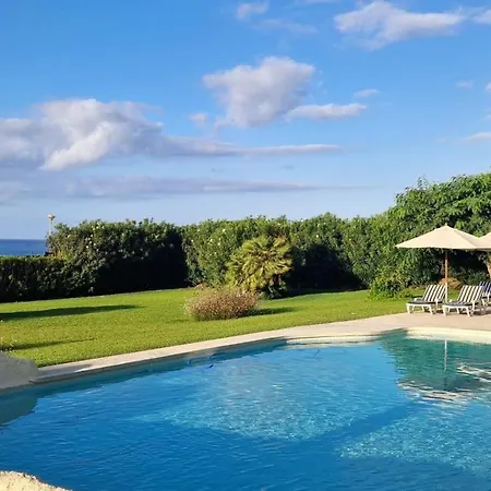 Holidays & Beachfront Neptuno I, Sea Views,pool,garden, Elviria 马尔韦利亚
