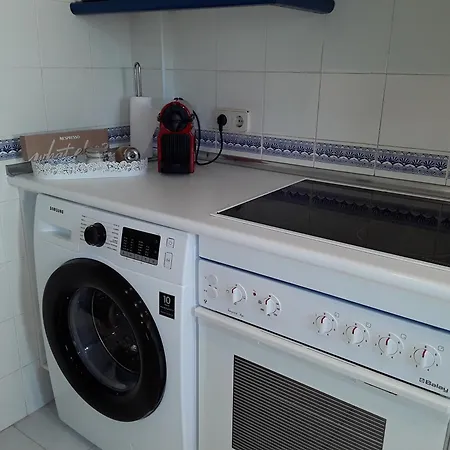 Holidays & Beachfront Neptuno I, Sea Views,pool,garden, Elviria 马尔韦利亚