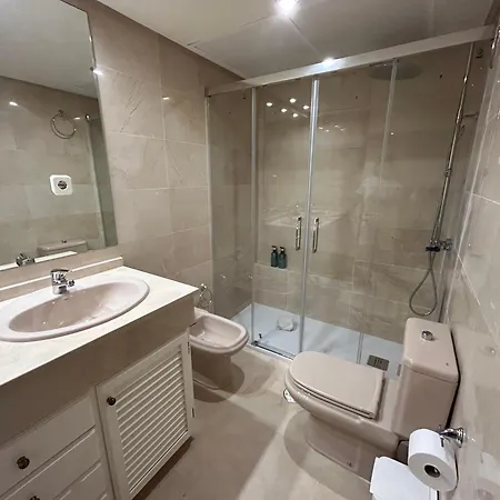 Holidays & Beachfront Neptuno I, Sea Views,pool,garden, Elviria * 马尔韦利亚