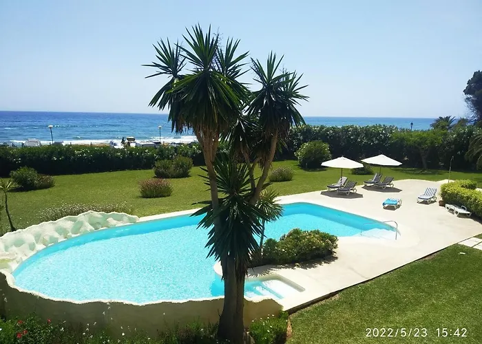 Apartment Beachfront Neptuno I, Complex,views,pool,garden, Elviria