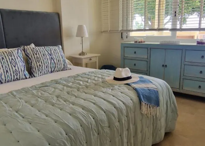 Beachfront Neptuno I, Complex,views,pool,garden, Elviria Apartment