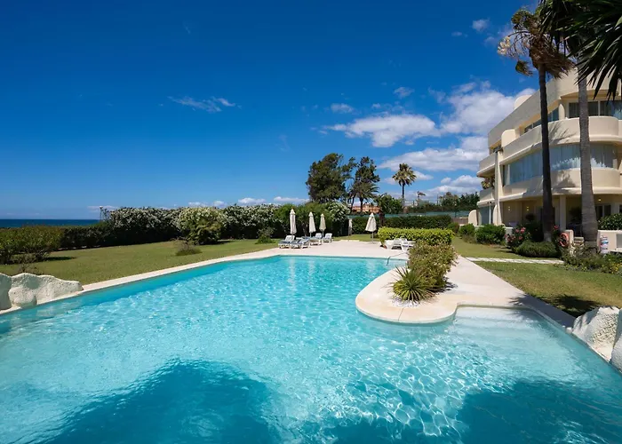 Beachfront Neptuno I, Complex,views,pool,garden, Elviria Apartment *