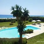 Apartment Holidays & Beachfront Neptuno I, Sea Views,pool,garden, Elviria