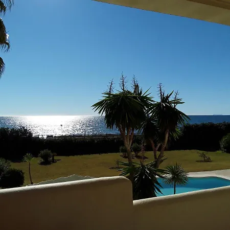 Beachfront Neptuno I, Complex,views,pool,garden, Elviria Appartement