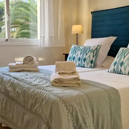 Holidays & Beachfront Neptuno I, Sea Views,pool,garden, Elviria ماربيا
