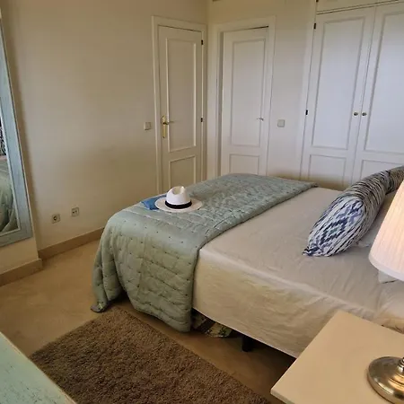 Beachfront Neptuno I, Complex,views,pool,garden, Elviria Appartement