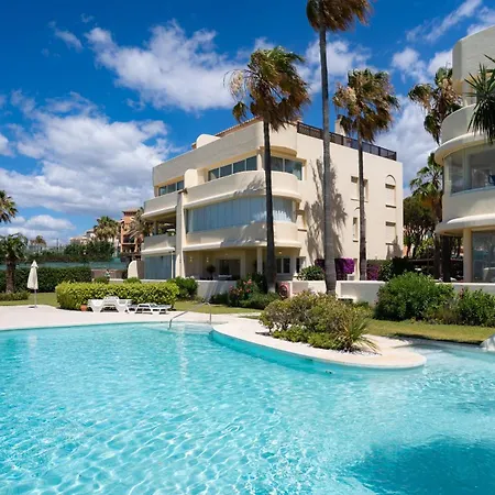 Holidays & Beachfront Neptuno I, Sea Views,pool,garden, Elviria *