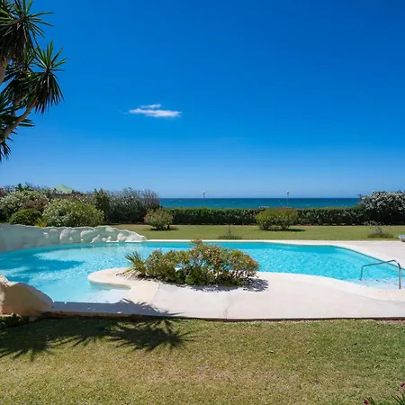 Holidays & Beachfront Neptuno I, Sea Views,pool,garden, Elviria * ماربيا
