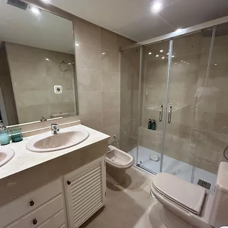 Holidays & Beachfront Neptuno I, Sea Views,pool,garden, Elviria شقة ماربيا