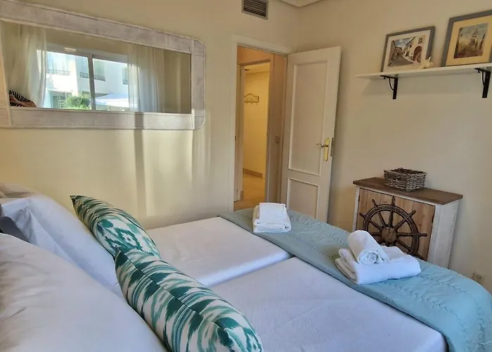 Beachfront Neptuno I, Complex,views,pool,garden, Elviria *