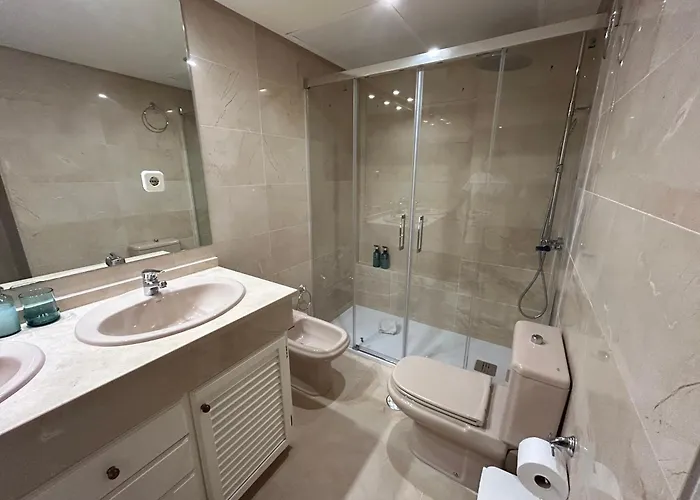 Beachfront Neptuno I, Complex,views,pool,garden, Elviria * 마르베야