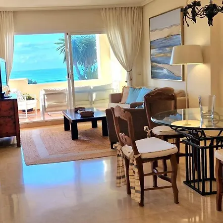 Beachfront Neptuno I, Complex,views,pool,garden, Elviria Appartement