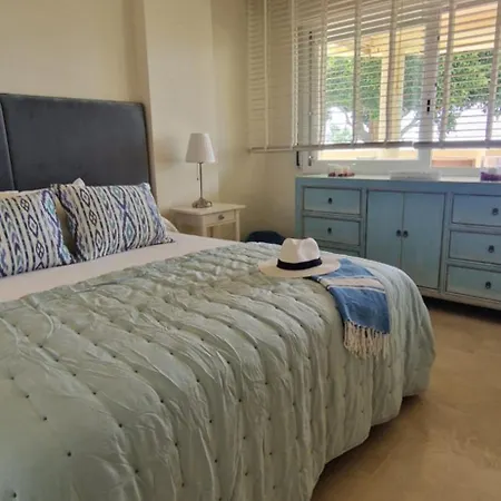 Beachfront Neptuno I, Complex,views,pool,garden, Elviria Appartement