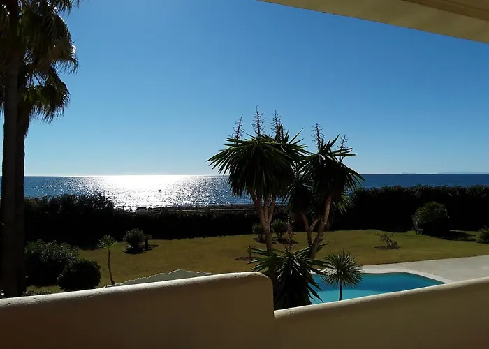 Beachfront Neptuno I, Complex,views,pool,garden, Elviria Appartement