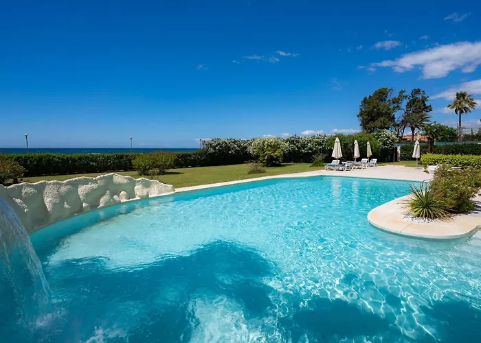 Beachfront Neptuno I, Complex,views,pool,garden, Elviria